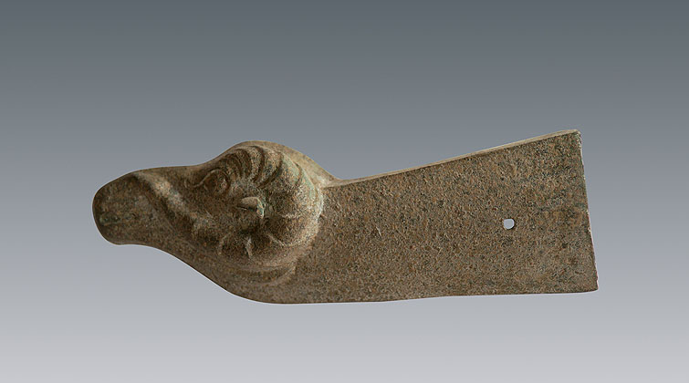 盤(pán)角羊首青銅轅頭飾